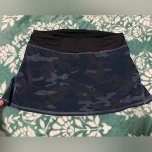 lululemon pace setter skirt size 6 camo blue & black